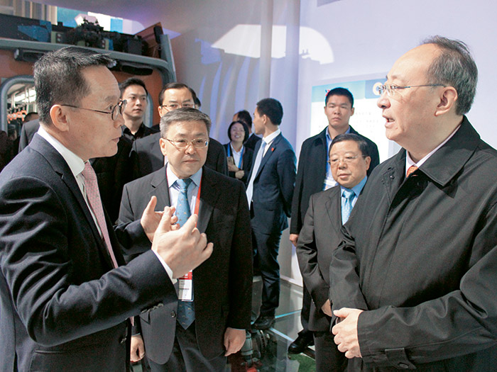  四川省委副书记、省长尹力在2016年西博会莅临成都展馆加拿大28预测有轨电车展区