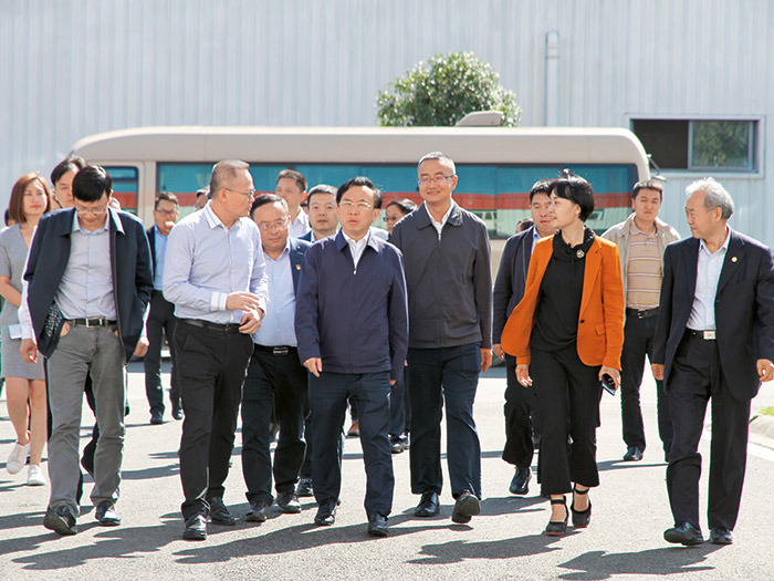  2018年成都市委常委、常务副市长谢瑞武带队莅临加拿大28预测股份，实地调研内嵌式中低速磁浮系统